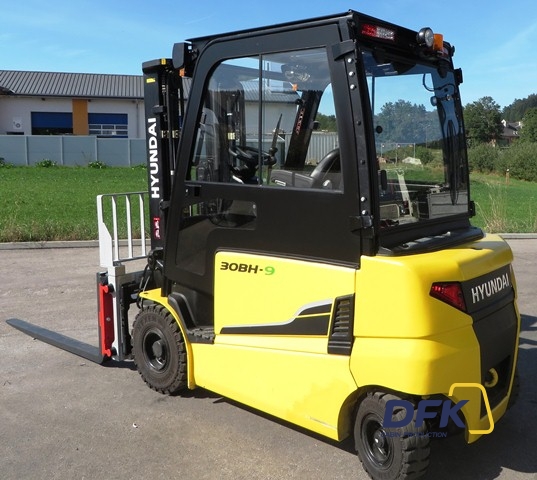 Hyundai 30 BH 9